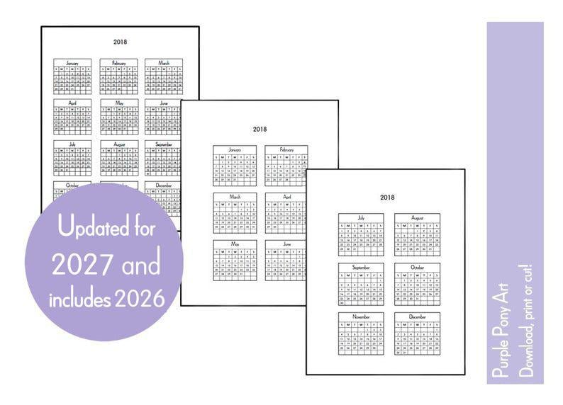 Puede incluir: Tres hojas de papel blanco con calendarios de 2018 impresos en negro con dise&ntilde;os de cuadr&iacute;cula para cada mes. Un c&iacute;rculo morado contiene el texto blanco: Updated for 2027 and includes 2026. Una barra vertical morada muestra Purple Pony Art.