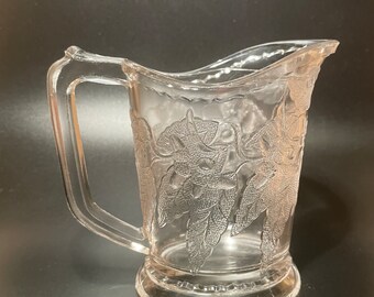 Mini-pichet Antique de 12 cm (4 po.) de 1889 à motif gland de la société Crystal Glass