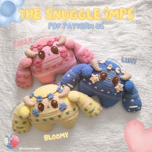 Puede incluir: Tres muñecos de duende de ganchillo en rosa, azul y amarillo. Cada muñeco tiene cuernos, ojos grandes y detalles decorativos. El texto "THE SNUGGLE IMPS PDF PATTERN US" está en la parte superior, con los nombres "LOLLY", "LUNY" y "BLOOMY" en cada muñeco.