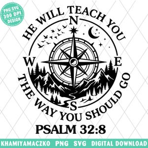 Może przedstawiać: Czarno-biały projekt graficzny przedstawiający różę wiatrów, góry, drzewa oraz tekst "He Will Teach You The Way You Should Go Psalm 32:8". Zawiera księżyc, gwiazdy i lecące ptaki.