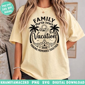 Può includere: T-shirt giallo chiaro con un design grafico nero. Il design include le parole "FAMILY Myrtle beach Vacation MAKING MEMORIES TOGETHER 2026" con palme, un sole, conchiglie, occhiali da sole e un castello di sabbia.