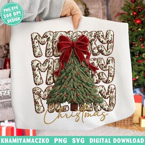 Puede incluir: Sudadera blanca con un diseño de árbol de Navidad, un lazo rojo y las palabras "Merry Christmas". La palabra "Merry" se repite tres veces en un patrón floral. Las palabras "Christmas" están en escritura dorada.