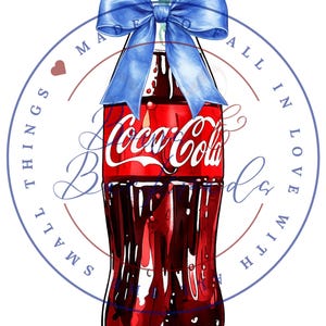 Puede incluir: Ilustración digital de una botella de Coca-Cola adornada con un lazo azul. La botella roja presenta el logotipo blanco de Coca-Cola. La imagen incluye un diseño circular con el texto "Things Made All In Love With Small Brands Co."