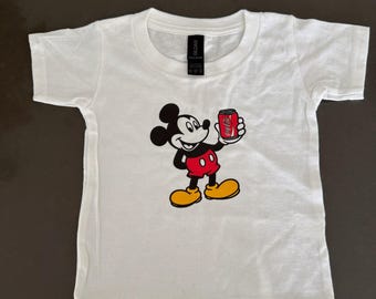 Mickey Mouse tenant un soda