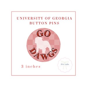Puede incluir: Pin de botón de la Universidad de Georgia con una silueta de bulldog blanca con las palabras "GO DAWGS" en rojo sobre un fondo a cuadros rosa y blanco. El pin tiene un diámetro de 7,6 cm.