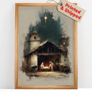 Puede incluir: Una impresión enmarcada de una escena de la Natividad. La obra de arte representa un establo con figuras y animales, iluminado por una estrella. La impresión está en un marco de madera, con una etiqueta que dice "Printed & Shipped".