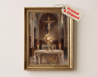 Könnte beinhalten: Ein gerahmtes religiöses Gemälde, das einen Kircheninnenraum mit einem Kruzifix über einem Altar, einer goldenen Monstranz und brennenden Kerzen zeigt. Ein Etikett am goldenen Rahmen trägt den roten Text Printed & Shipped.