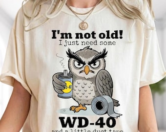 Camiseta con diseño de cinta adhesiva WD40 "Not Old", divertido diseño de búho sarcástico, humor sobre el envejecimiento.