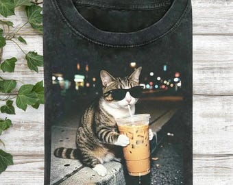 Camiseta divertida con diseño de gato bebiendo café helado, divertida camiseta con meme de animales, regalo para amantes del café, unisex, para hombres y mujeres.