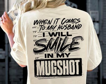 Camiseta con foto policial del marido y sonrisa de la esposa, camiseta con humor sarcástico