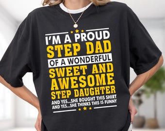 Camiseta divertida con la frase "Padrastro orgulloso, hijastra comprada", humor familiar y cita sarcástica.