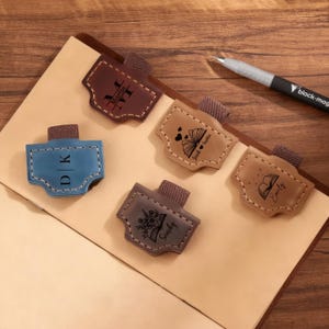 Segnalibro magnetico inciso con clip per penna, portapagina in pelle, iniziali personalizzate, regalo personalizzato