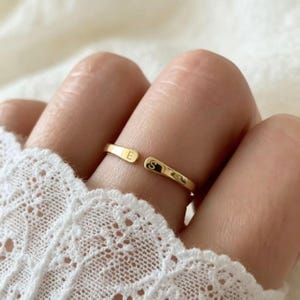 Op maat gegraveerde verstelbare trouwring voor dames, een subtiele gouden ring met dubbele initialen, een gepersonaliseerd Valentijnsdagcadeau voor haar.