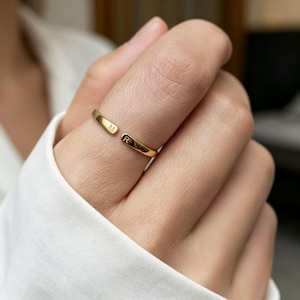 Gegraveerde gouden ring met dubbele initialen voor mannen en vrouwen, subtiele dunne ring met twee letters voor stellen, gepersonaliseerd huwelijksjubileumcadeau