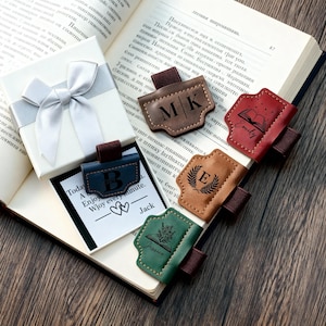 Segnalibro magnetico in pelle inciso con passante per penna, regalo personalizzato per gli amanti dei libri