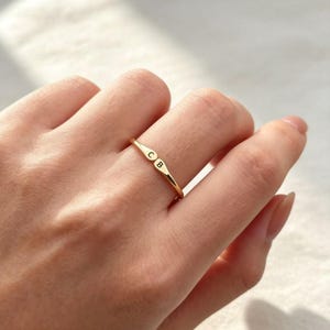 Gegraveerde verstelbare gouden ringen met dubbele initialen voor dames, een subtiele ring met twee letters, een gepersonaliseerd Valentijnsdagcadeau voor haar.