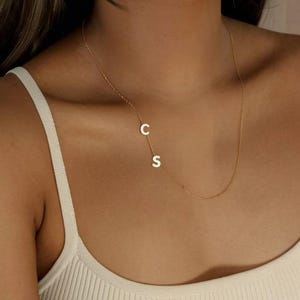 Collares personalizados con inicial lateral para mujer, collar con letra, regalo personalizado, regalo de cumpleaños para ella, regalo para el Día de la Madre