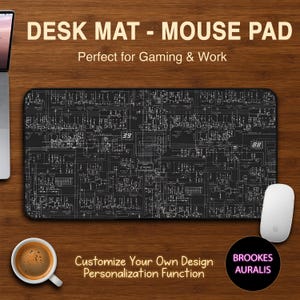 Puede incluir: Alfombrilla de escritorio negra con diseño de placa de circuito blanco, un ratón blanco y una taza de café sobre una superficie de madera. El texto en la alfombrilla dice "DESK MAT - MOUSE PAD" y "Customize Your Own Design".