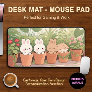 Könnte beinhalten: Rechteckige Schreibtischunterlage mit einer Gartenszene mit Cartoon-Hasen in Terrakotta-Töpfen. Die Matte trägt den Text "DESK MAT - MOUSE PAD" und "Perfect for Gaming & Work". Zusätzlicher Text lautet "Customize Your Own Design Personalization Function".