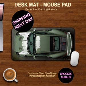 Peut inclure: Un ensemble de tapis de bureau et de tapis de souris avec un design de voiture de sport verte. Le tapis porte l'inscription "DESK MAT - MOUSE PAD" et "Perfect for Gaming & Work". Une souris blanche et une tasse de café sont également visibles.
