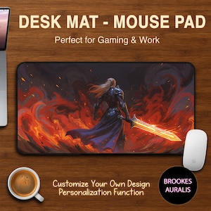 Puede incluir: Alfombrilla de escritorio rectangular con un diseño de arte fantástico que presenta a un guerrero con una espada brillante contra un fondo de fuego. La alfombrilla tiene el texto "DESK MAT - MOUSE PAD" y "Customize Your Own Design". También se ve un ratón blanco y una taza de café.
