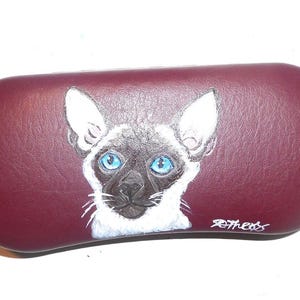 Hand-Painted Siamese Cat Eyeglass Case: Protective Eyewear Storage