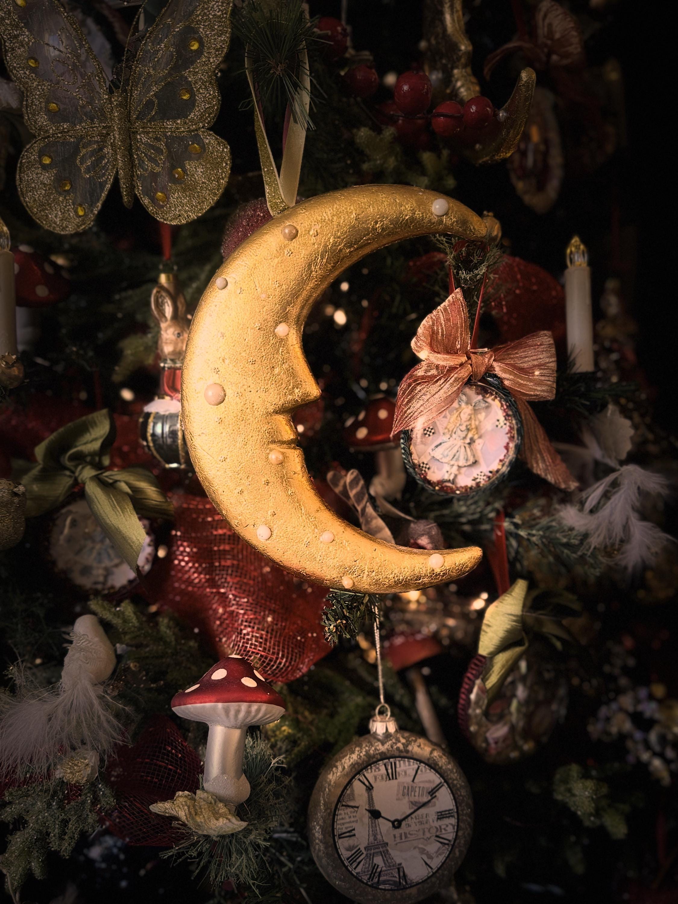 Vintage-style Gold Crescent Moon Ornament: Whimsical Christmas