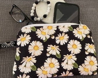 Adorable Daisy Print Wristlet Make up Bag Cosmetic Bag 8 in x 5 inches