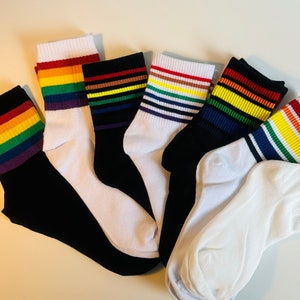 Calcetines LGBTQ PRIDE, traje de arco iris de un amor, ropa de amor es amor, moda queer, regalo para gays, idea de regalo para lesbianas trans bi imagen 1