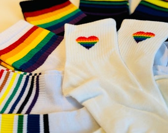 PRIDE Gay Socken, LGBTQ Rainbow Outfit, Regenbogen Queer Bekleidung, CSD Festival Fashion, Geschenk für Schwule, Geschenkidee für Lesben