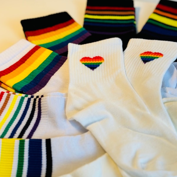 PRIDE Gay Socken, LGBTQ Rainbow Outfit, Regenbogen Queer Bekleidung, CSD Festival Fashion, Geschenk für Schwule, Geschenkidee für Lesben