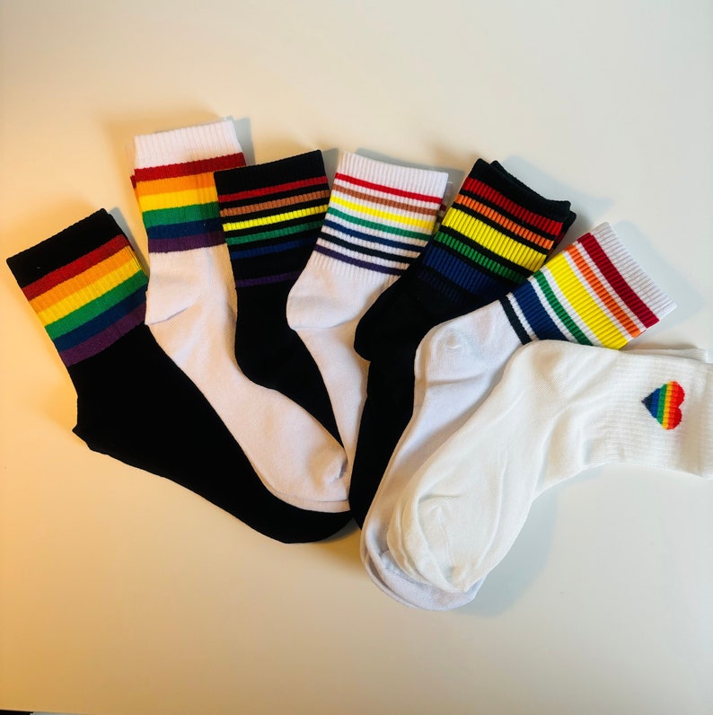 Calcetines LGBTQ PRIDE, traje de arco iris de un amor, ropa de amor es amor, moda queer, regalo para gays, idea de regalo para lesbianas trans bi imagen 1