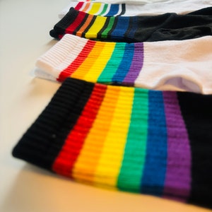 LGBTQ Regenbogen Socken, PRIDE Rainbow Outfit, Love is Love Bekleidung, Gay Queer Fashion, Geschenk für Schwule, Geschenkidee für Lesben