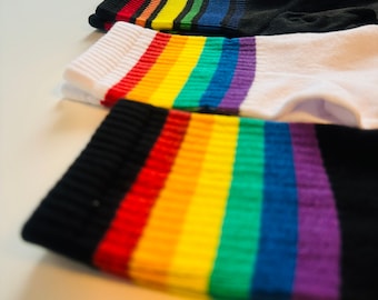 LGBTQ Regenbogen Socken, PRIDE Rainbow Outfit, Love is Love Bekleidung, Gay Queer Fashion, Geschenk für Schwule, Geschenkidee für Lesben