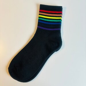 Calcetines LGBTQ PRIDE, traje de arco iris de un amor, ropa de amor es amor, moda queer, regalo para gays, idea de regalo para lesbianas trans bi imagen 7