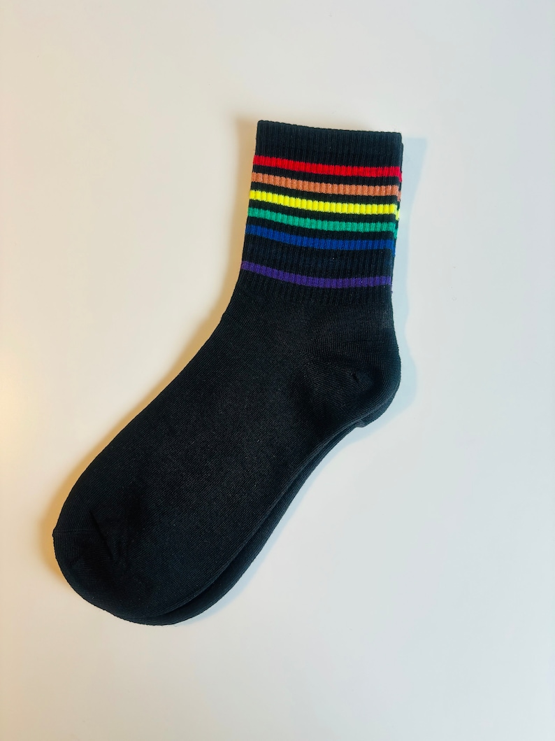 Calcetines LGBTQ PRIDE, traje de arco iris de un amor, ropa de amor es amor, moda queer, regalo para gays, idea de regalo para lesbianas trans bi imagen 7