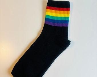 Bandiera Lgbtqa Fine Su Della Bandiera Gigante Dell'arcobaleno LGBT Alla Parte Anteriore Di Pride Parade Gay Londra La Riflette Luce Solare 120772089 Pride Flag - Foto 3