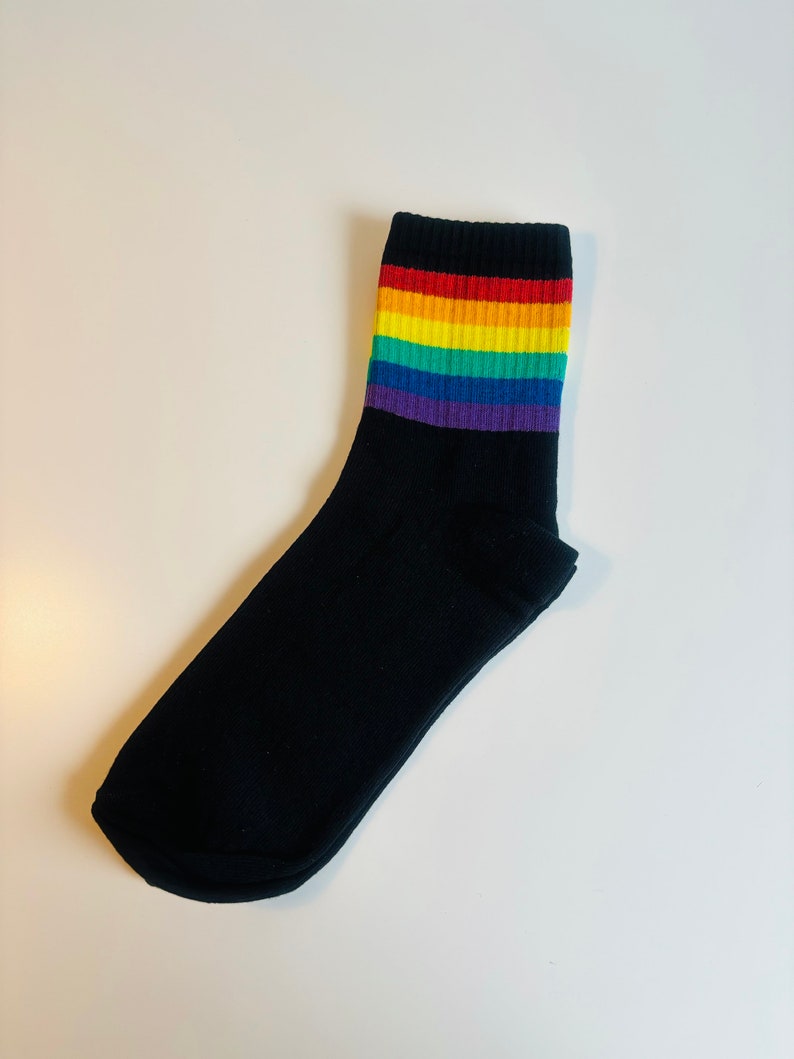 LGBTQ PRIDE Socks, One Love Rainbow Outfit, Love is Love Clothing, Queer Fashion, Gift for Gays, Gift Idea for Trans Bi Lesbians RAINBOW Schwarz