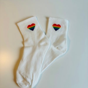 Calcetines LGBTQ PRIDE, traje de arco iris de un amor, ropa de amor es amor, moda queer, regalo para gays, idea de regalo para lesbianas trans bi imagen 8