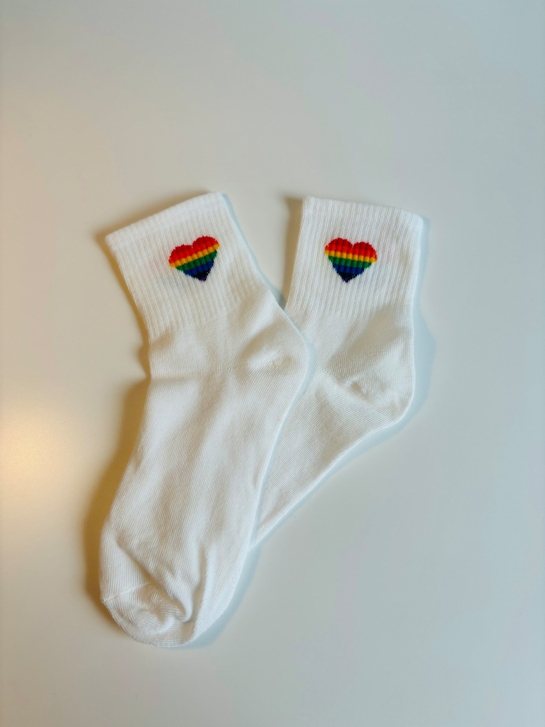 Calcetines LGBTQ PRIDE, traje de arco iris de un amor, ropa de amor es amor, moda queer, regalo para gays, idea de regalo para lesbianas trans bi imagen 8