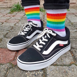 Calcetines LGBTQ PRIDE, traje de arco iris de un amor, ropa de amor es amor, moda queer, regalo para gays, idea de regalo para lesbianas trans bi imagen 10