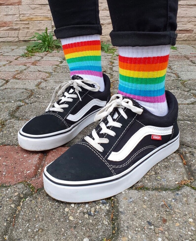 Calcetines LGBTQ PRIDE, traje de arco iris de un amor, ropa de amor es amor, moda queer, regalo para gays, idea de regalo para lesbianas trans bi imagen 10