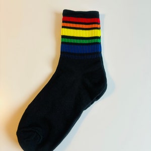 LGBTQ PRIDE Socks, One Love Rainbow Outfit, Love is Love Clothing, Queer Fashion, Gift for Gays, Gift Idea for Trans Bi Lesbians PRIDE Schwarz