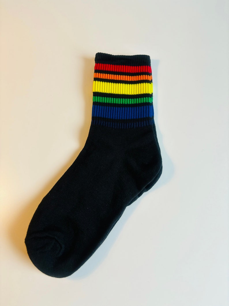 LGBTQ PRIDE Socks, One Love Rainbow Outfit, Love is Love Clothing, Queer Fashion, Gift for Gays, Gift Idea for Trans Bi Lesbians PRIDE Schwarz