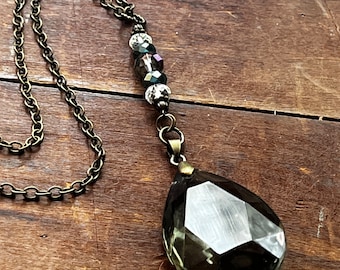 Collar de cristal ahumado con prisma de candelabro antiguo reutilizado.