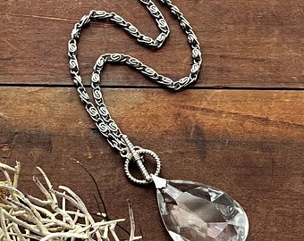 Collar de cristal tipo candelabro con cadena de volutas vintage