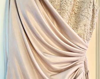 Vestido de noche drapeado con encaje y lentejuelas color champán de Adrianna Papell, talla 12P – Vestido formal de un solo hombro