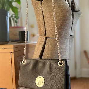 Kate Spade Black Pebbled Leather Crossbody Bag – Early 2010s Classic with Gold Chain & Pink Lining