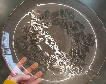 Plato floral vintage de cristal rosa de la época de la Gran Depresión – Diseño de rosas en relieve de los años 30 – Plato para servir Art Déco