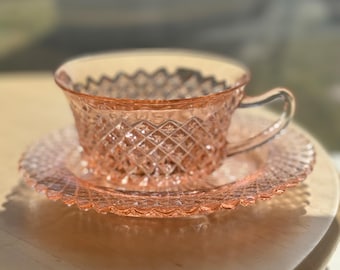 Taza y platillo vintage de cristal rosa Miss América, estilo Depresión – Anchor Hocking, década de 1930, taza de té con diseño de rombos y clavos